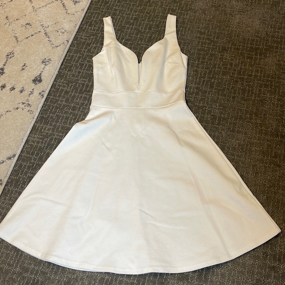 XS WHITE LULUS DRESS.Super cute for wedding/Bach/Summer activities